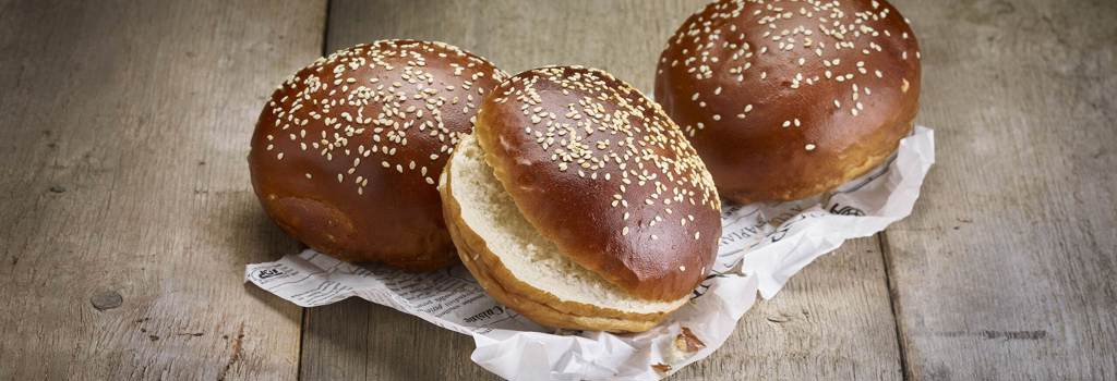 Laugen Bun mit Sesam 4,5 inch Schulstad Bakery Solutions