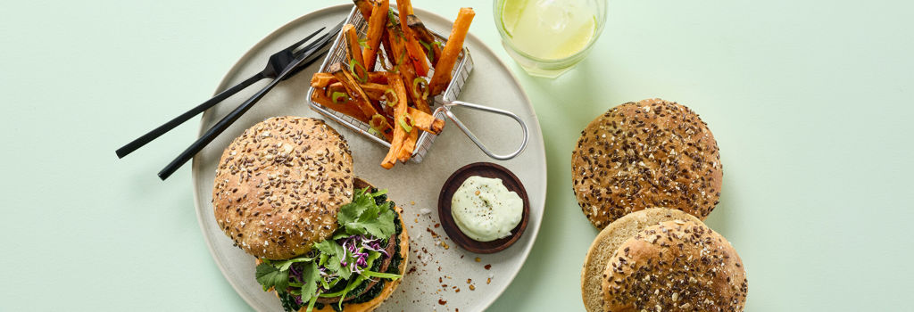 228300_Vollkorn Bun mit Süßkartoffel Pommes