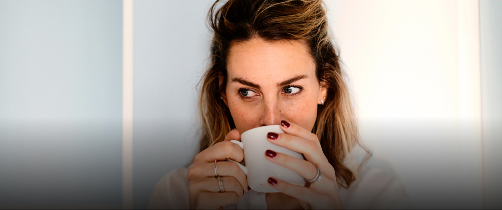 Frau, die Kaffee trinkt