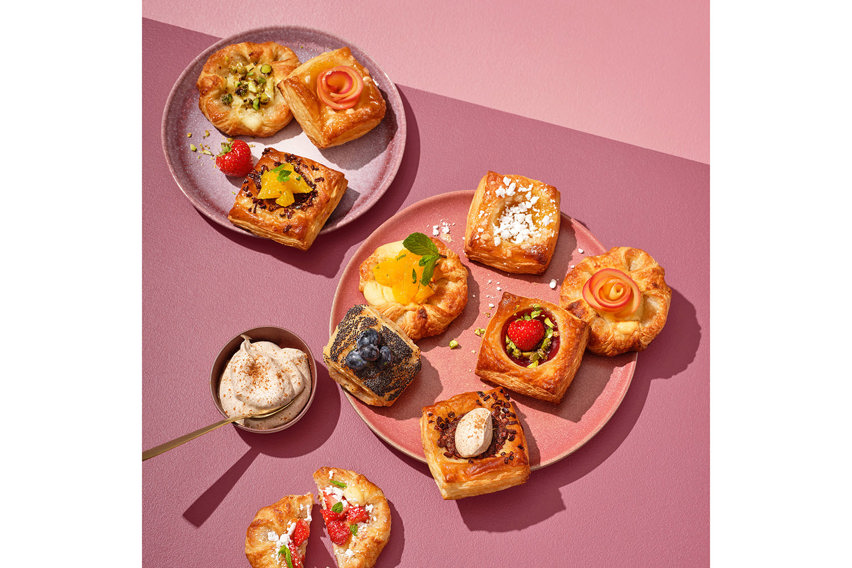 Mini Danish Delight: Kleine dänische Plunderteilchen verziert mit Früchten und Sahne