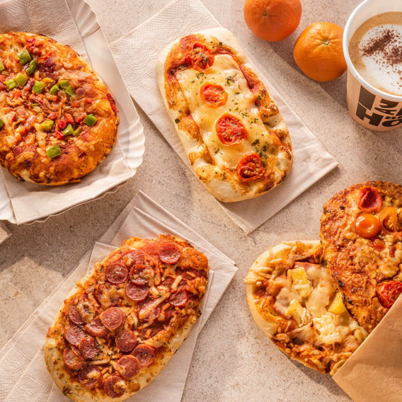 verschiedene herzhafte Snacks und Snackpizzen auf To-Go Verpackungen