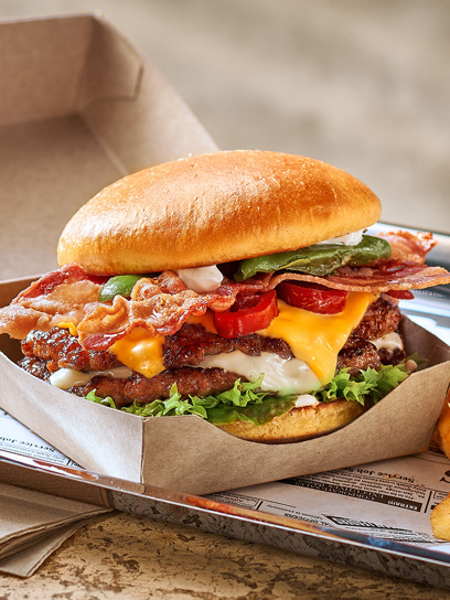 Frisch zubereiteter Jalapeño Smash Burger mit geschmolzenem Käse, würzigen Jalapeños und knusprigem Patty in einem hochwertigen Schulstad Burger Bun